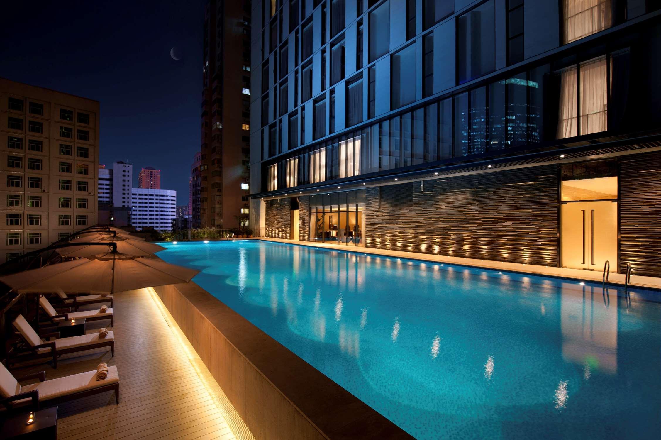 Hilton Guangzhou Tianhe - Free Shuttle Bus And Registration Counter Available During Canton Fair Period Exterior foto The swimming pool at the hotel