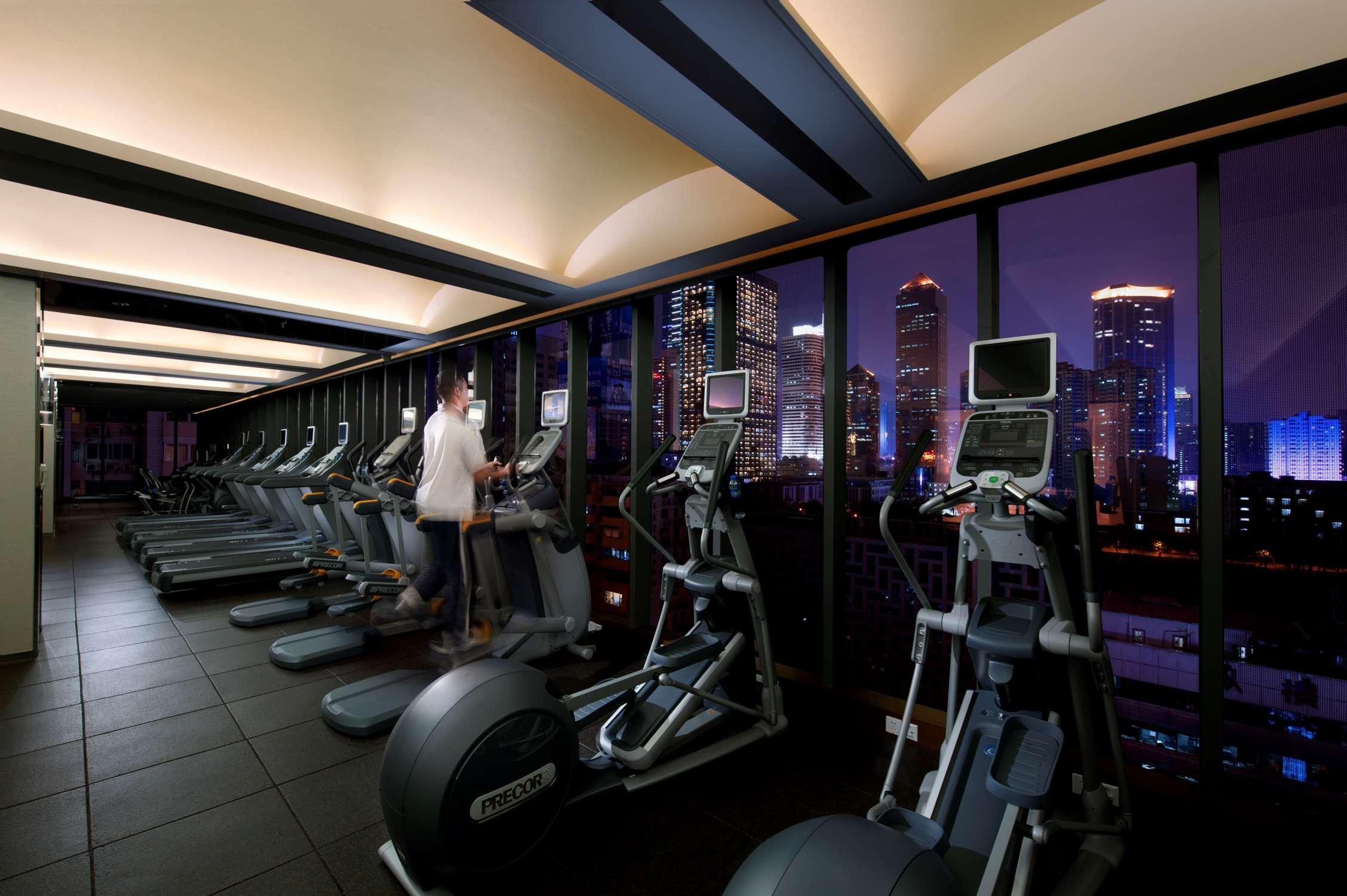 Hilton Guangzhou Tianhe - Free Shuttle Bus And Registration Counter Available During Canton Fair Period Exterior foto The gym at the hotel