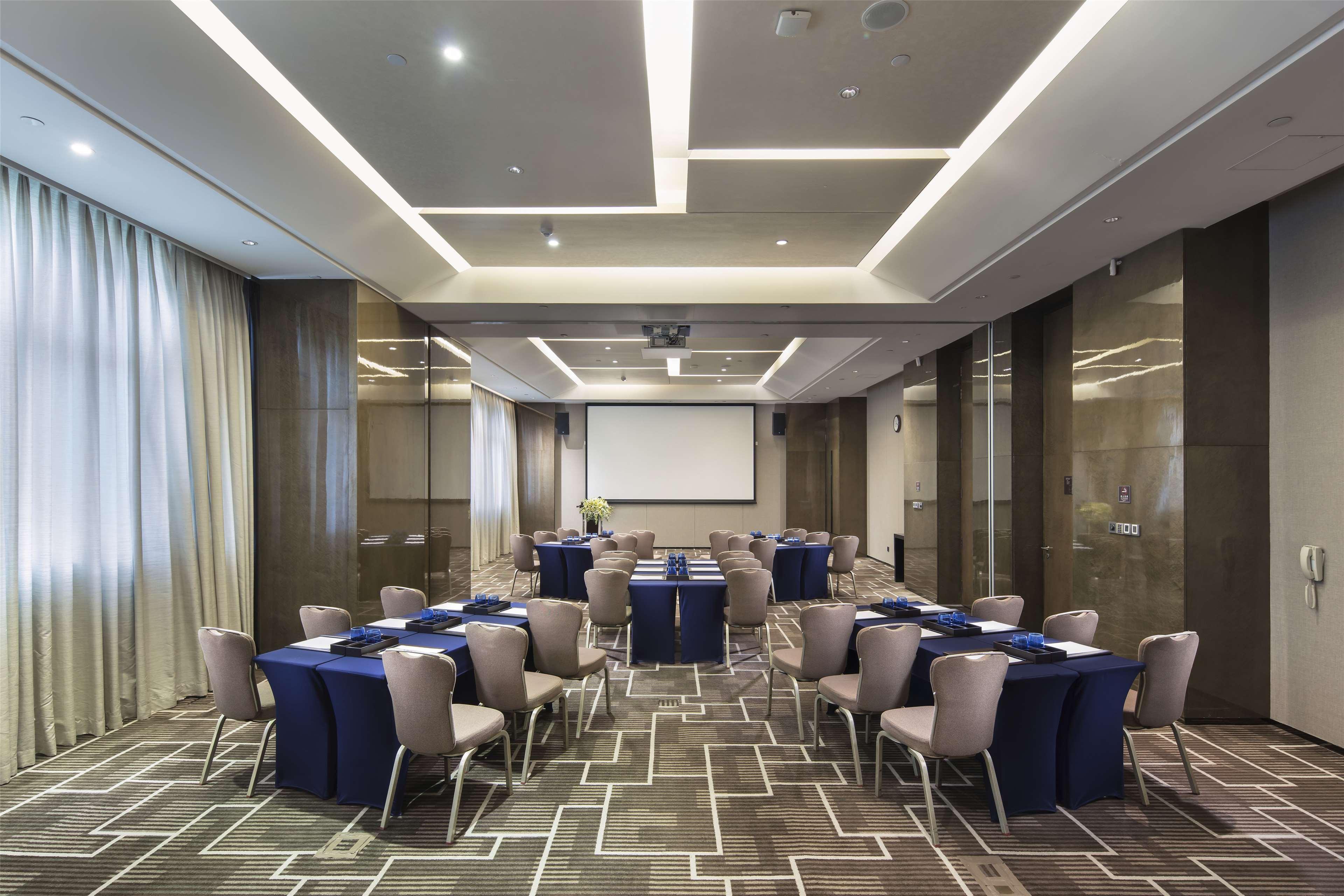 Hilton Guangzhou Tianhe - Free Shuttle Bus And Registration Counter Available During Canton Fair Period Exterior foto Meeting room