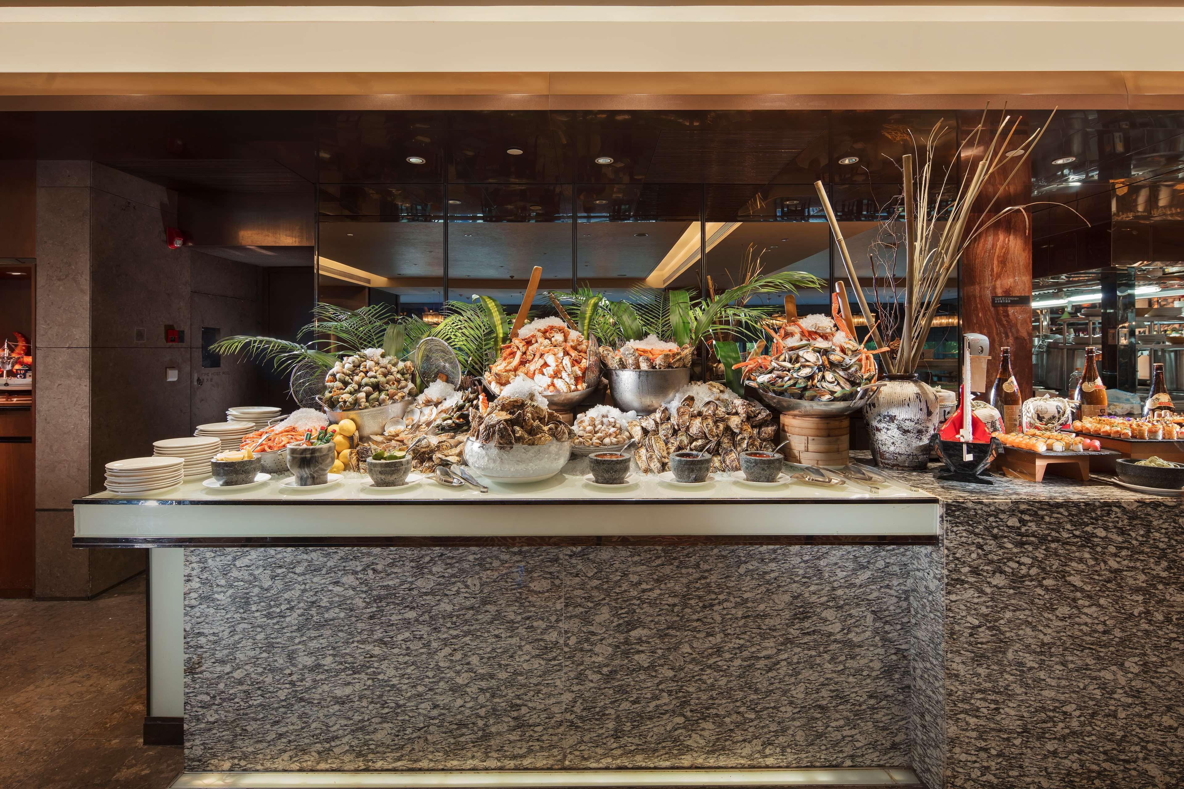 Hilton Guangzhou Tianhe - Free Shuttle Bus And Registration Counter Available During Canton Fair Period Exterior foto Seafood display at the buffet