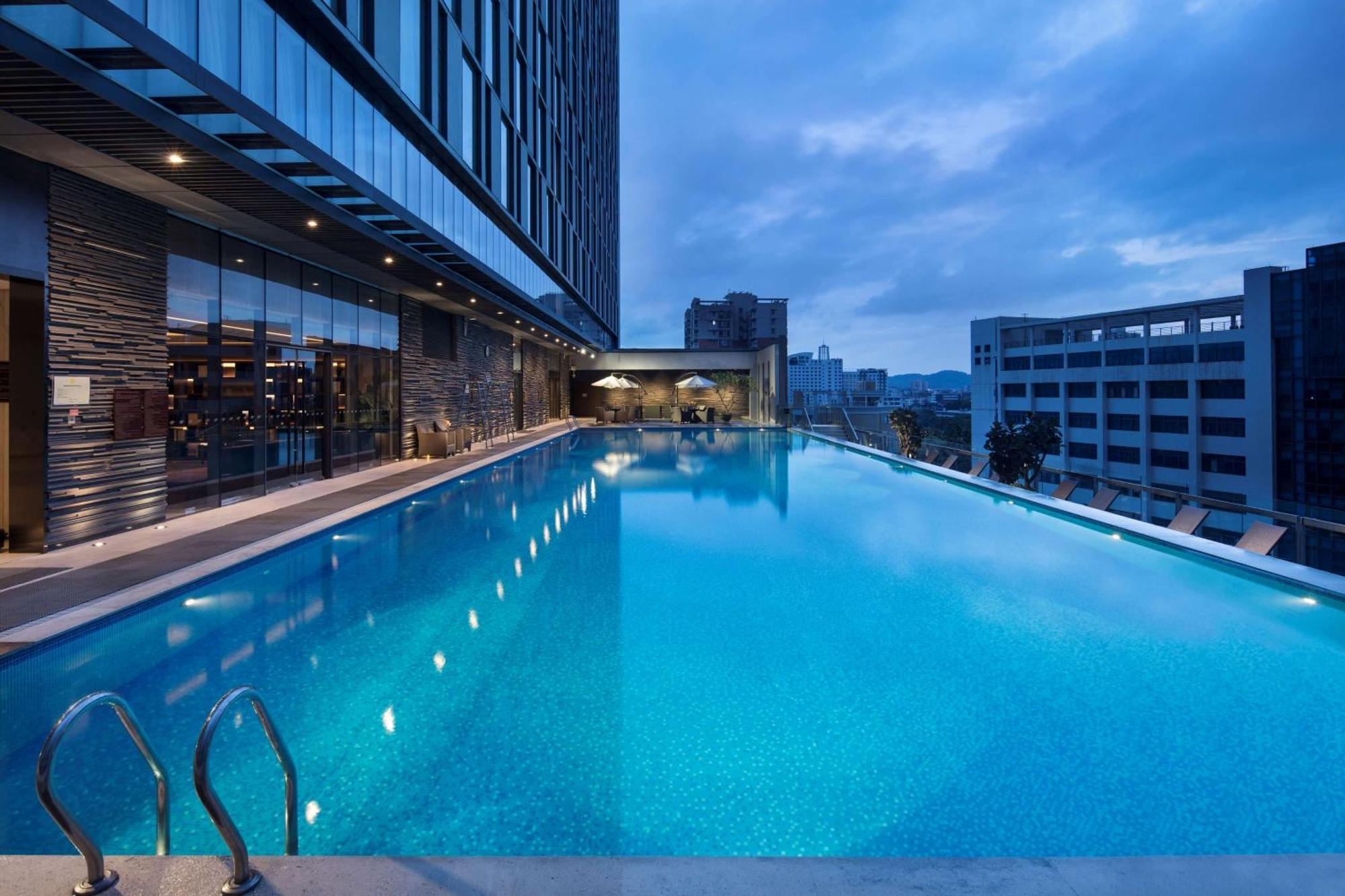 Hilton Guangzhou Tianhe - Free Shuttle Bus And Registration Counter Available During Canton Fair Period Exterior foto The swimming pool at the hotel