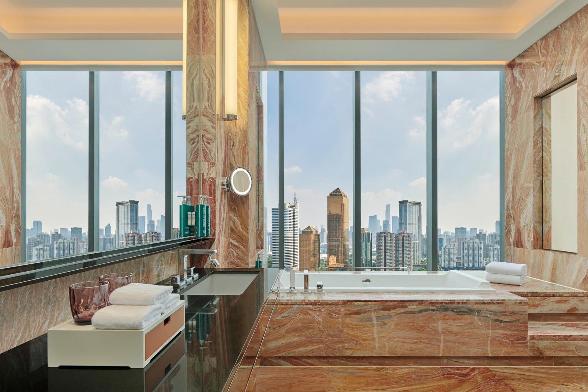 Hilton Guangzhou Tianhe - Free Shuttle Bus And Registration Counter Available During Canton Fair Period Exterior foto Bathroom