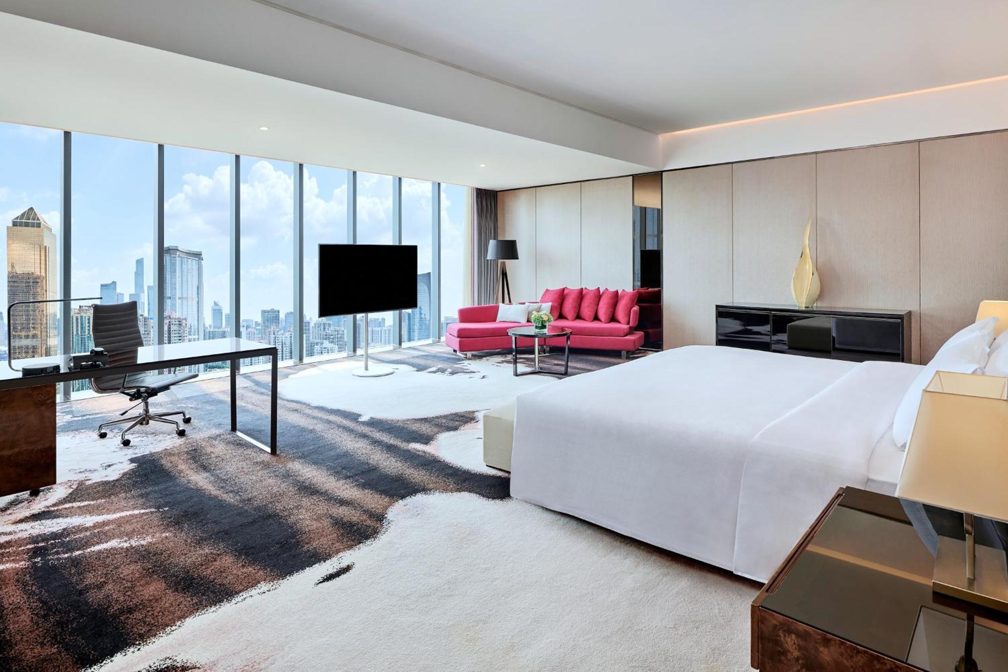 Hilton Guangzhou Tianhe - Free Shuttle Bus And Registration Counter Available During Canton Fair Period Exterior foto A suite at the hotel